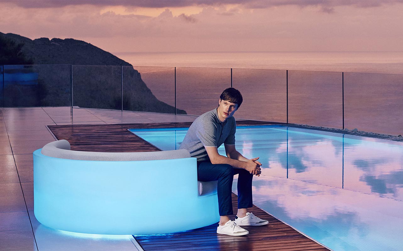 ULM Daybed Ø180 Redondo con Respaldo Reclinable para exterior | VONDOM. Daybed de diseño moderno para jardín o terraza. Dimensiones: 180x180x40 Diseñado por Ramón Esteve. Fabricado en rotomoldeo de resina de polietileno de alta resistencia reforzada con fibra de vidrio y tratamiento UV.