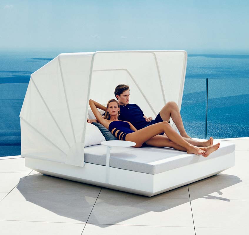 VELA Daybed Cuadrado + Capota con Respaldo Reclinable para exterior | VONDOM. Daybed de diseño moderno para jardín o terraza. Dimensiones: 193x211x159 Diseñado por Ramón Esteve. Fabricado en rotomoldeo de resina de polietileno de alta resistencia reforzada con fibra de vidrio y tratamiento UV.