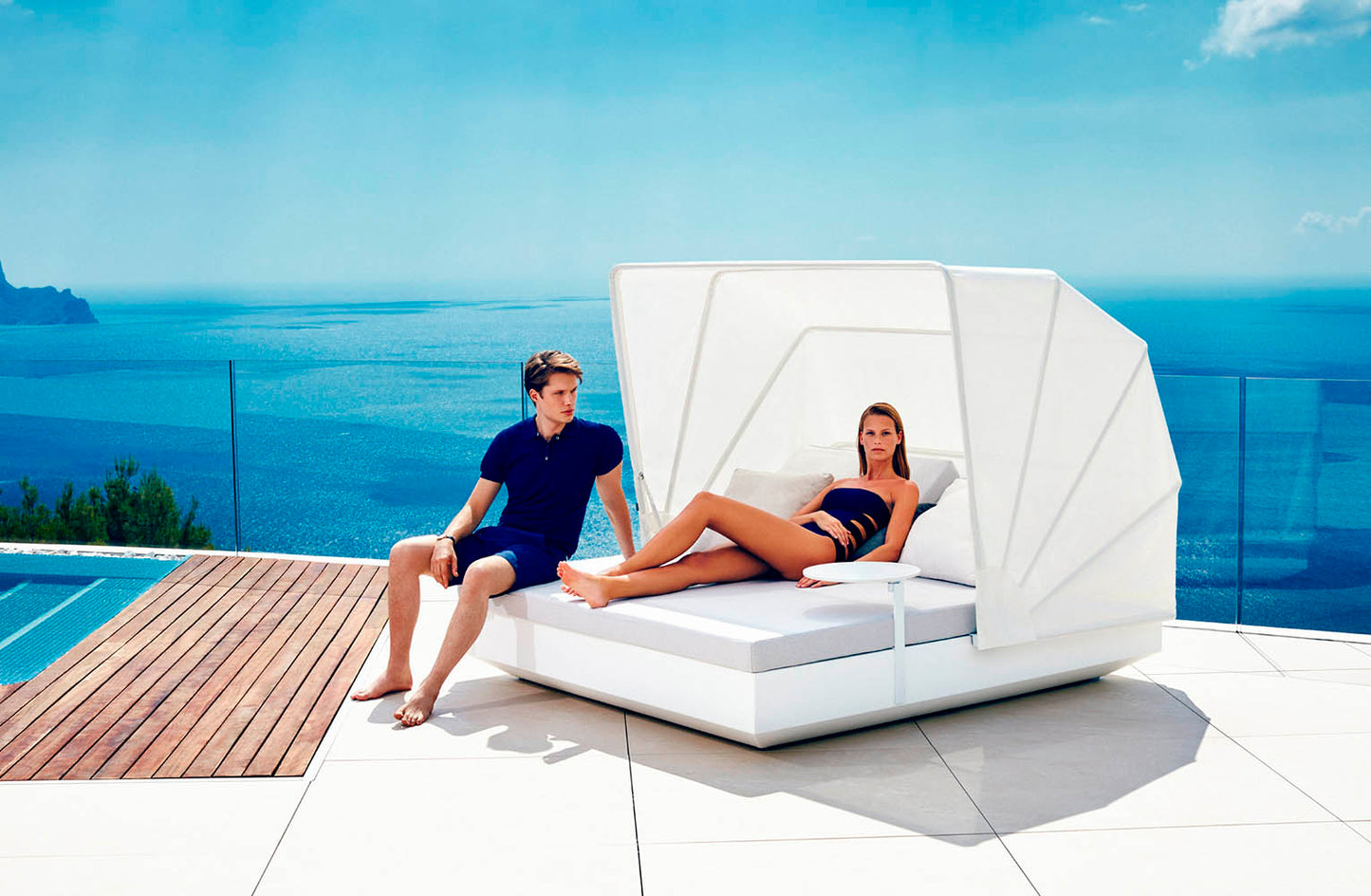 VELA Daybed Cuadrado + Capota con Respaldo Reclinable para exterior | VONDOM. Daybed de diseño moderno para jardín o terraza. Dimensiones: 193x211x159 Diseñado por Ramón Esteve. Fabricado en rotomoldeo de resina de polietileno de alta resistencia reforzada con fibra de vidrio y tratamiento UV.