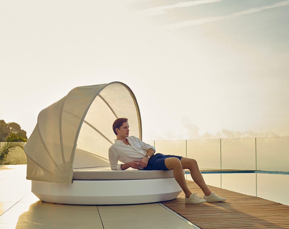 VELA Daybed Ø210 + Capota con Respaldo Reclinable para exterior | VONDOM. Daybed de diseño moderno para jardín o terraza. Dimensiones: 222x216x156 Diseñado por Ramón Esteve. Fabricado en rotomoldeo de resina de polietileno de alta resistencia reforzada con fibra de vidrio y tratamiento UV.