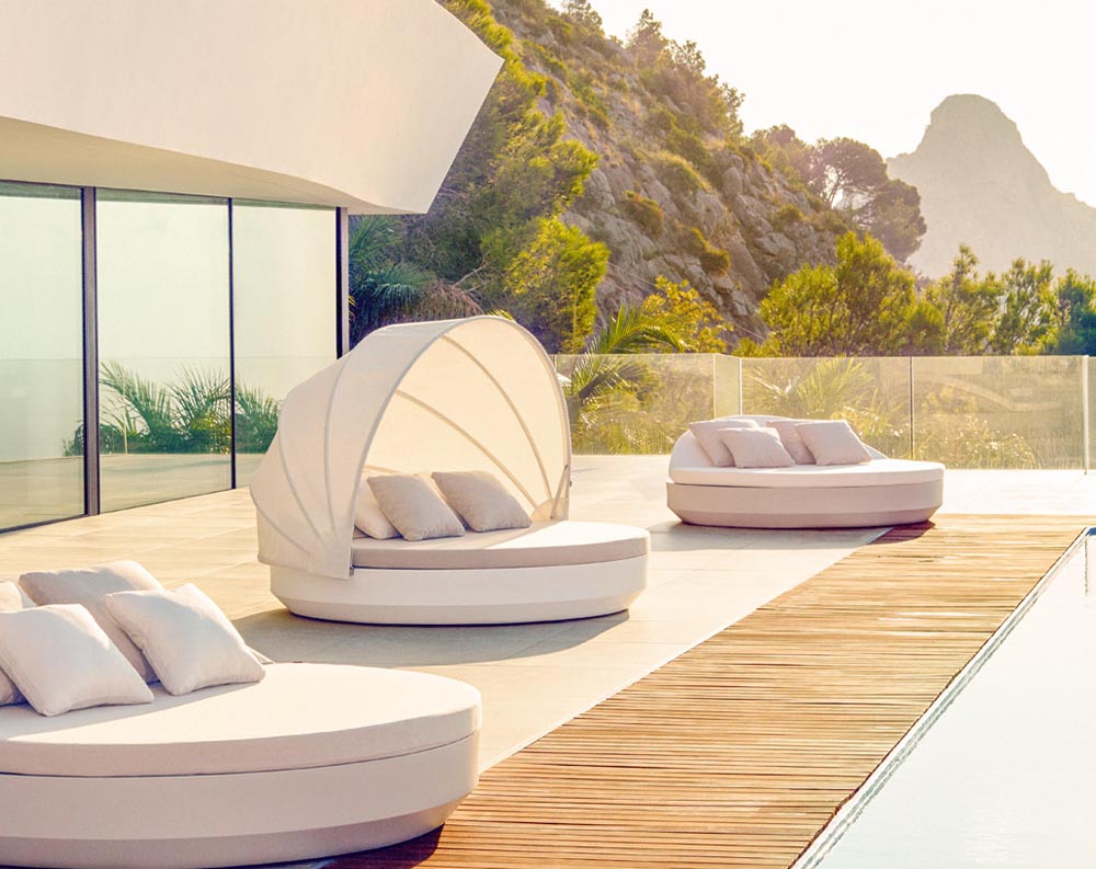 VELA Daybed Ø210 + Capota con Respaldo Reclinable para exterior | VONDOM. Daybed de diseño moderno para jardín o terraza. Dimensiones: 222x216x156 Diseñado por Ramón Esteve. Fabricado en rotomoldeo de resina de polietileno de alta resistencia reforzada con fibra de vidrio y tratamiento UV.