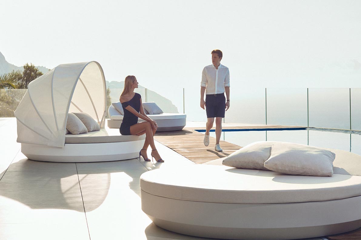 VELA Daybed Ø210 + Capota con Respaldo Reclinable para exterior | VONDOM. Daybed de diseño moderno para jardín o terraza. Dimensiones: 222x216x156 Diseñado por Ramón Esteve. Fabricado en rotomoldeo de resina de polietileno de alta resistencia reforzada con fibra de vidrio y tratamiento UV.