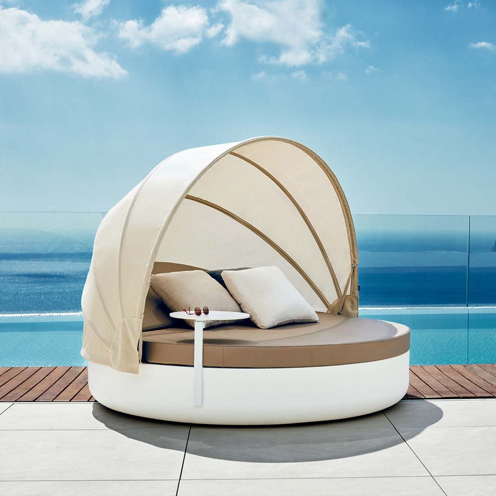 ULM Daybed Ø180 Redondo + Capota con Respaldo Reclinable para exterior | VONDOM. Daybed de diseño moderno para jardín o terraza. Dimensiones: Ø194x147 Diseñado por Ramón Esteve. Fabricado en rotomoldeo de resina de polietileno de alta resistencia reforzada con fibra de vidrio y tratamiento UV.