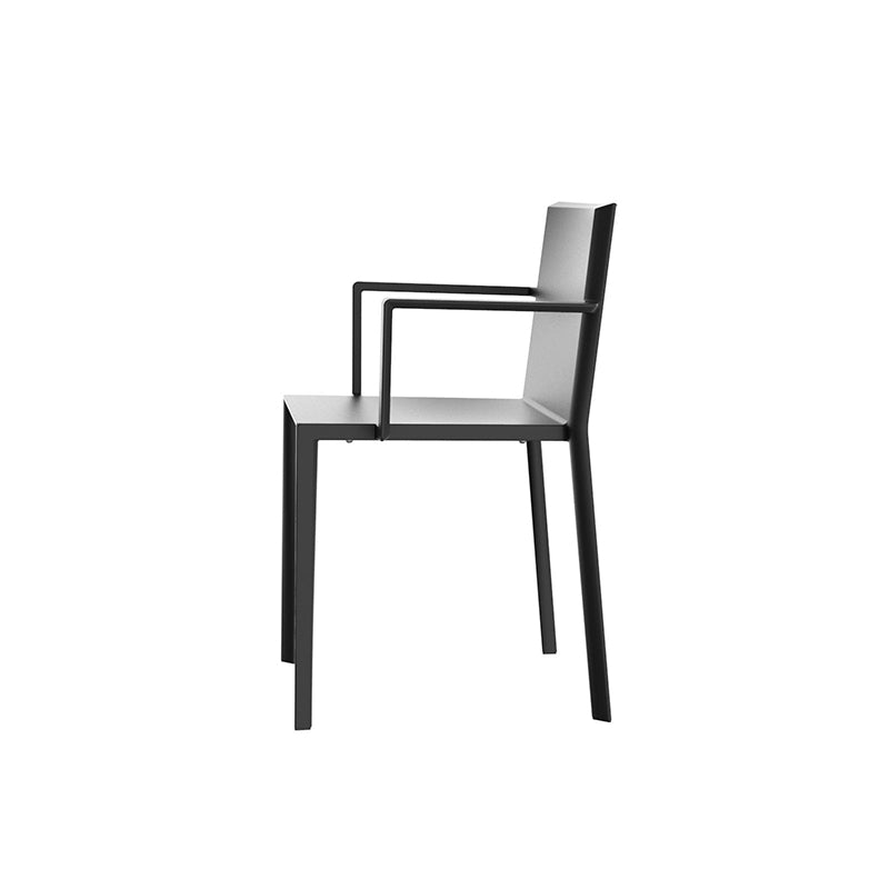 QUARTZ Silla con Brazos (4 Pack) Apilable para exterior | VONDOM. Silla de diseño moderno para jardín o terraza. Dimensiones: 52x57x79 Diseñado por Ramón Esteve. Fabricado por inyección de resina de alta resistencia reforzada con fibra de vidrio y tratamiento UV.