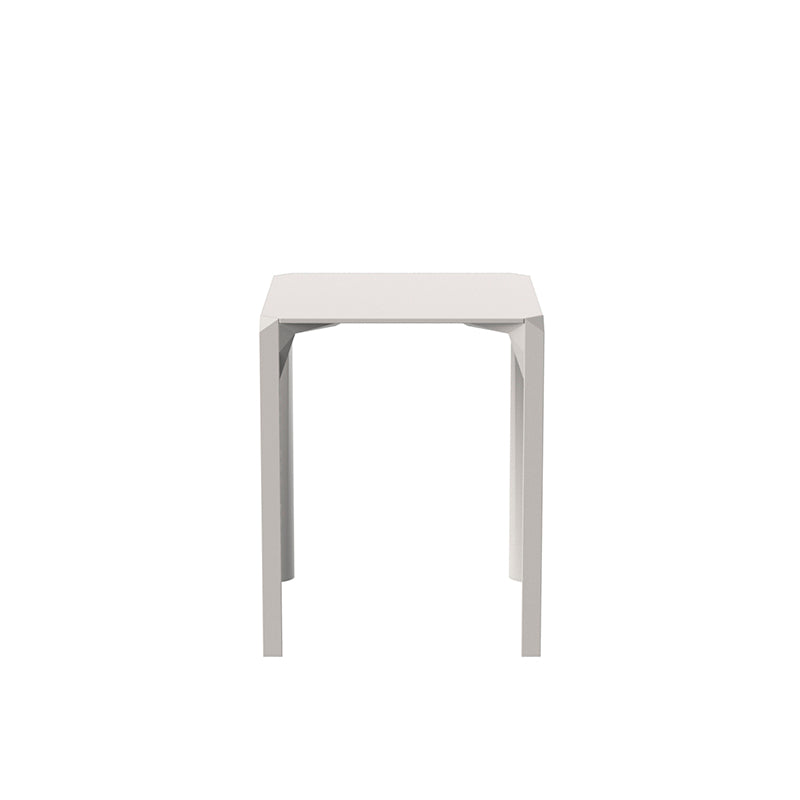 QUARTZ Mesa 59x59cm Apilable para exterior | VONDOM. Mesa de diseño moderno para jardín o terraza. Dimensiones: 59x59x73 Diseñado por Ramón Esteve. Fabricado por inyección de resina de alta resistencia reforzada con fibra de vidrio y tratamiento UV.