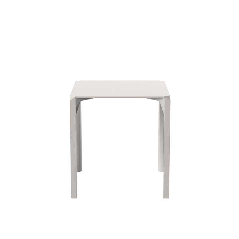 QUARTZ Mesa 69x69cm Apilable para exterior | VONDOM. Mesa de diseño moderno para jardín o terraza. Dimensiones: 69x69x73 Diseñado por Ramón Esteve. Fabricado por inyección de resina de alta resistencia reforzada con fibra de vidrio y tratamiento UV.