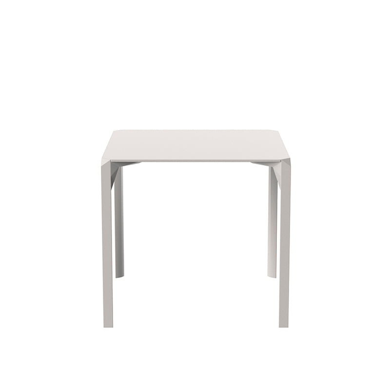QUARTZ Mesa 79x79cm Apilable para exterior | VONDOM. Mesa de diseño moderno para jardín o terraza. Dimensiones: 79x79x73 Diseñado por Ramón Esteve. Fabricado por inyección de resina de alta resistencia reforzada con fibra de vidrio y tratamiento UV.