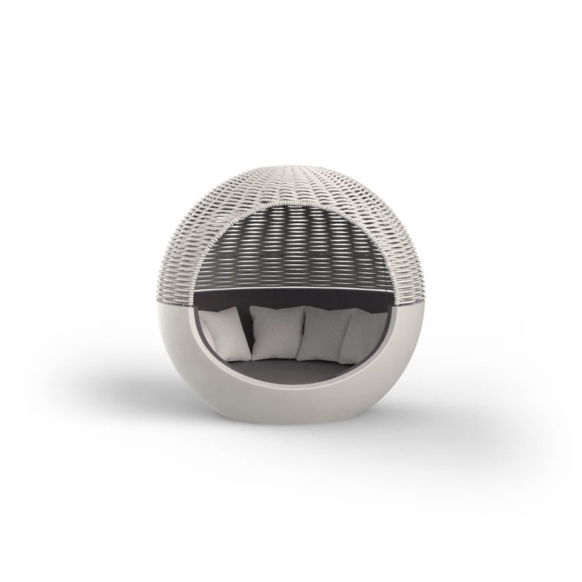 Daybed MOON Capota de cuerda trenzada para exterior | VONDOM. Daybed de diseño moderno para jardín o terraza. Dimensiones: 218x202x205 Diseñado por Ramón Esteve. Fabricado en rotomoldeo de resina de polietileno de alta resistencia reforzada con fibra de vidrio y tratamiento UV.
