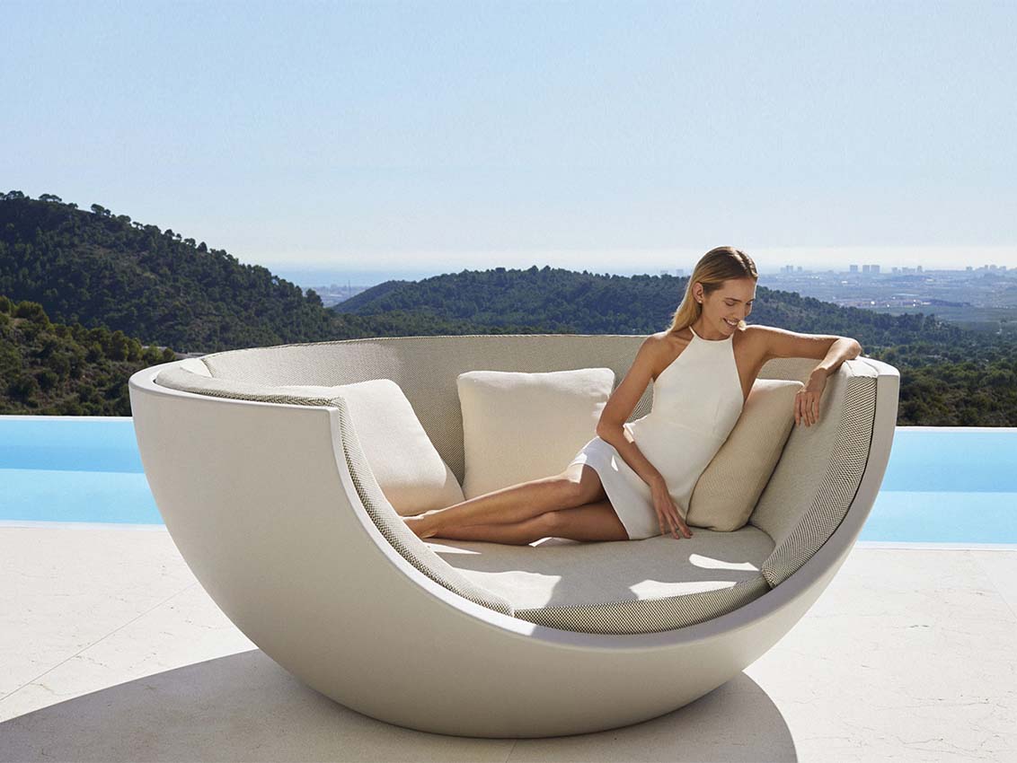 Daybed MOON para exterior | VONDOM. Daybed de diseño moderno para jardín o terraza. Dimensiones: 218x202x93 Diseñado por Ramón Esteve. Fabricado en rotomoldeo de resina de polietileno de alta resistencia reforzada con fibra de vidrio y tratamiento UV.