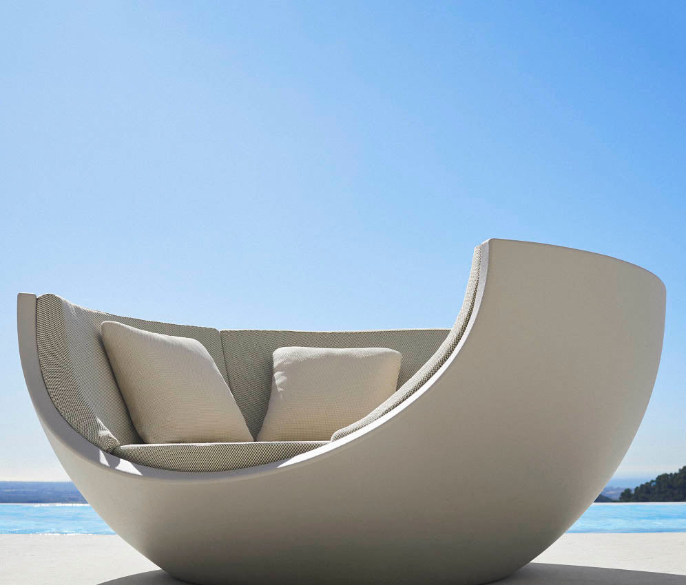 Daybed MOON para exterior | VONDOM. Daybed de diseño moderno para jardín o terraza. Dimensiones: 218x202x93 Diseñado por Ramón Esteve. Fabricado en rotomoldeo de resina de polietileno de alta resistencia reforzada con fibra de vidrio y tratamiento UV.