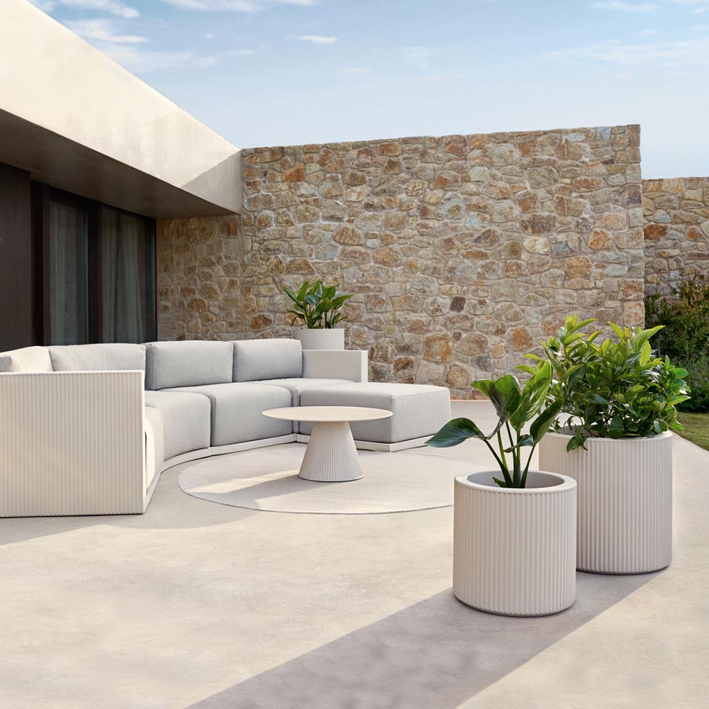 Macetero Grande Redondo Alto de Exterior para decorar el jardín o la terraza. Diseñado por Ramón Esteve. Macetero de diseño moderno fabricado en España. Resina de Polietileno de alta resistencia al exterior y al sol.