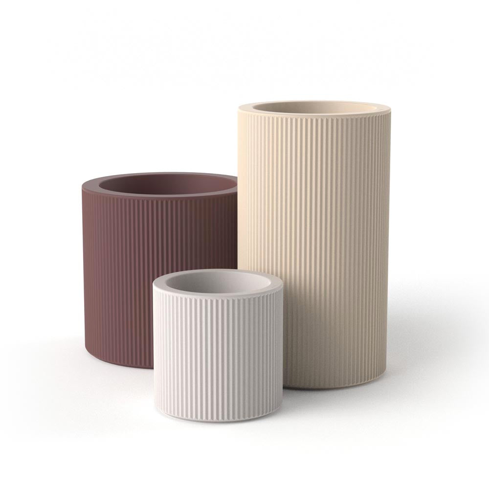 Macetero Grande Redondo Alto de Exterior para decorar el jardín o la terraza. Diseñado por Ramón Esteve. Macetero de diseño moderno fabricado en España. Resina de Polietileno de alta resistencia al exterior y al sol.