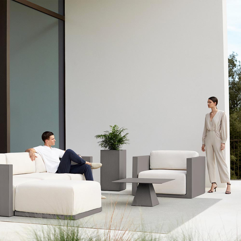 Macetero Grande Redondo Alto de Exterior para decorar el jardín o la terraza. Diseñado por Ramón Esteve. Macetero de diseño moderno fabricado en España. Resina de Polietileno de alta resistencia al exterior y al sol.