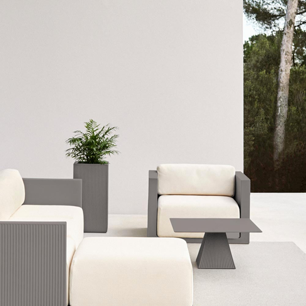 Macetero Grande Cuadrado Alto de Exterior para decorar el jardín o la terraza. Diseñado por Ramón Esteve. Macetero de diseño moderno fabricado en España. Resina de Polietileno de alta resistencia al exterior y al sol.