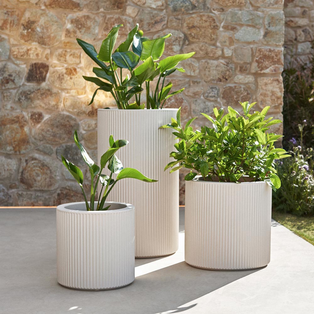 Macetero Grande Cuadrado Alto de Exterior para decorar el jardín o la terraza. Diseñado por Ramón Esteve. Macetero de diseño moderno fabricado en España. Resina de Polietileno de alta resistencia al exterior y al sol.