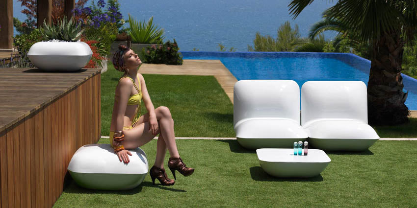PILLOW Sillon - Butaca 82x94x75cm para exterior | VONDOM. Sillon - Butaca de diseño moderno para jardín o terraza. Dimensiones: 82x94x75 Diseñado por Stefano Giovannoni. Fabricado en rotomoldeo de resina de polietileno de alta resistencia reforzada con fibra de vidrio y tratamiento UV.