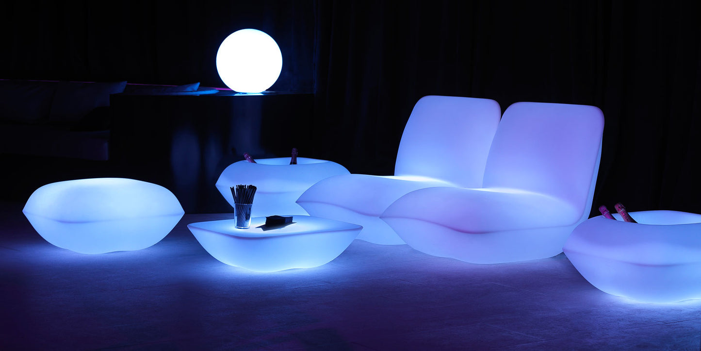 PILLOW Sillon - Butaca 82x94x75cm para exterior | VONDOM. Sillon - Butaca de diseño moderno para jardín o terraza. Dimensiones: 82x94x75 Diseñado por Stefano Giovannoni. Fabricado en rotomoldeo de resina de polietileno de alta resistencia reforzada con fibra de vidrio y tratamiento UV.
