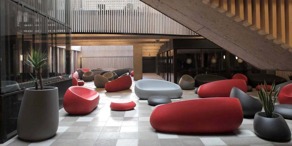 Macetero de Exterior para decorar el jardín o la terraza. Diseñado por Stefano Giovannoni. Macetero de diseño moderno fabricado en España. Resina de Polietileno de alta resistencia al exterior y al sol.