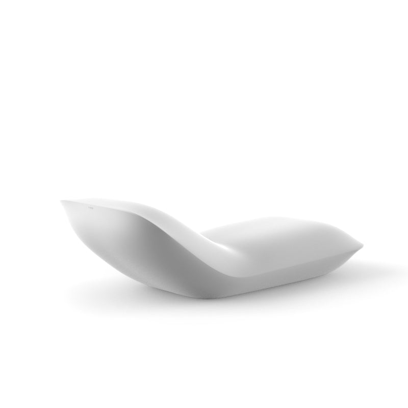 PILLOW Tumbona 90x195x61 para exterior | VONDOM. Tumbona de diseño moderno para jardín o terraza. Dimensiones: 90x195x61 Diseñado por Stefano Giovannoni. Fabricado en rotomoldeo de resina de polietileno de alta resistencia reforzada con fibra de vidrio y tratamiento UV.