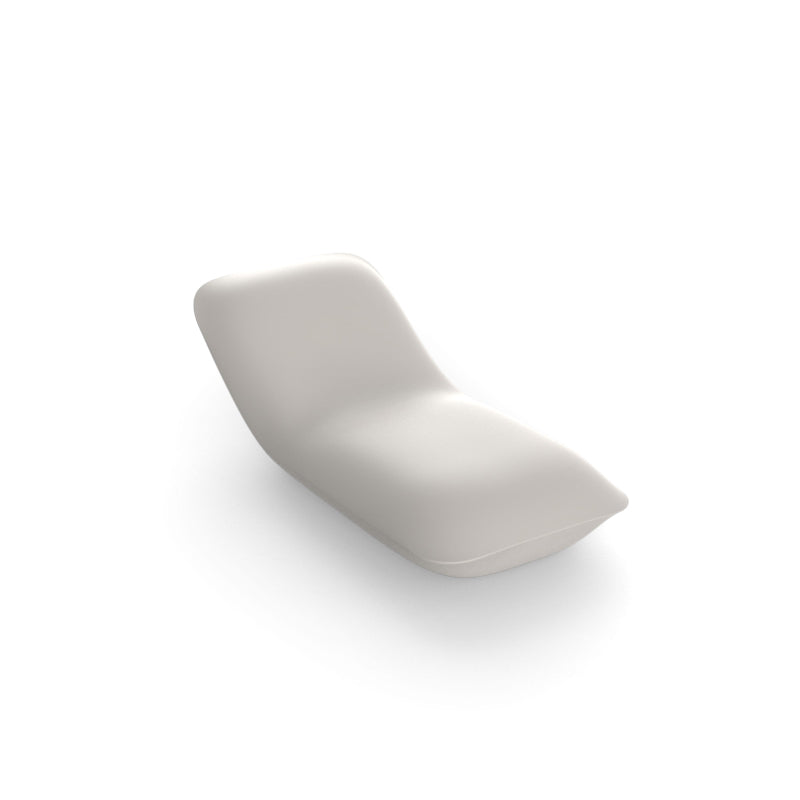 PILLOW Tumbona 90x195x61 para exterior | VONDOM. Tumbona de diseño moderno para jardín o terraza. Dimensiones: 90x195x61 Diseñado por Stefano Giovannoni. Fabricado en rotomoldeo de resina de polietileno de alta resistencia reforzada con fibra de vidrio y tratamiento UV.