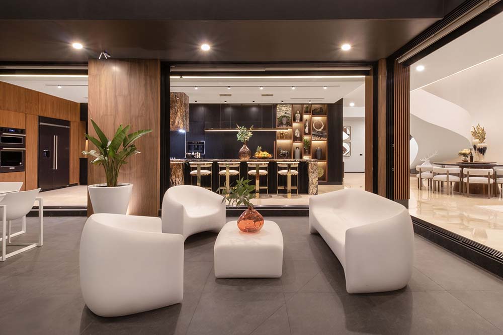 BLOW Mesa Baja para exterior | VONDOM. Mesa Baja de diseño moderno para jardín o terraza. Dimensiones: 79x120x35 Diseñado por Stefano Giovannoni . Fabricado en rotomoldeo de resina de polietileno de alta resistencia reforzada con fibra de vidrio y tratamiento UV.