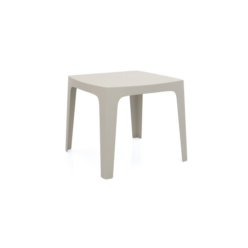 SOLID Mesa 86x86x75 Apilable para exterior | VONDOM. Mesa de diseño moderno para jardín o terraza. Dimensiones: 86x86x75 Diseñado por Stefano Giovannoni. Fabricado por inyección de resina de alta resistencia reforzada con fibra de vidrio y tratamiento UV.
