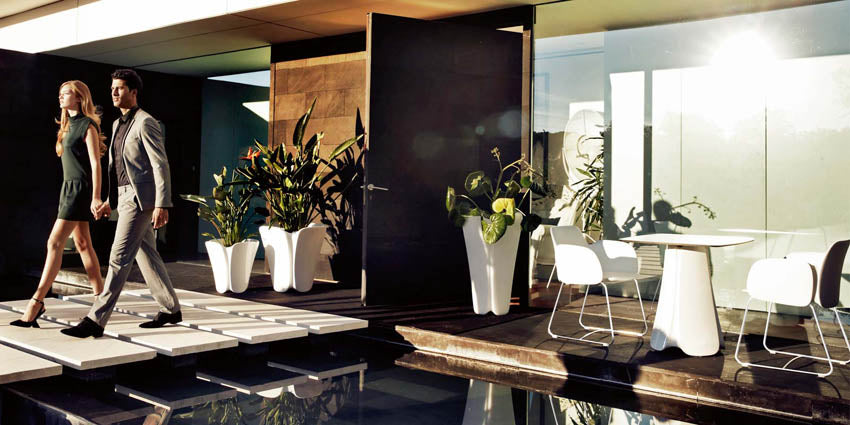 PEZZETINA Mesa 70x70x73 para exterior | VONDOM. Mesa de diseño moderno para jardín o terraza. Dimensiones: 70x70x73 Diseñado por Archirivolto Design. Fabricado en rotomoldeo de resina de polietileno de alta resistencia reforzada con fibra de vidrio y tratamiento UV.