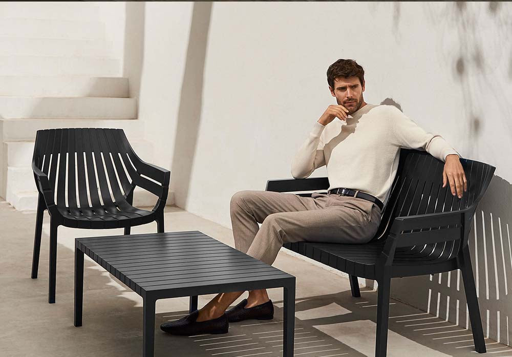 SPRITZ Sofa Apilable para exterior | VONDOM. Sofa de diseño moderno para jardín o terraza. Dimensiones: 119x67x82 Diseñado por Archirivolto Design. Fabricado por inyección de resina de alta resistencia reforzada con fibra de vidrio y tratamiento UV.