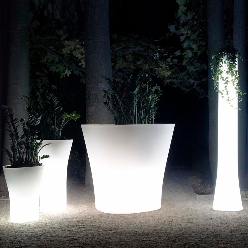 Macetero Grande Alto de Exterior para decorar el jardín o la terraza. Diseñado por Roberto & Ludovica Palomba. Macetero de diseño moderno fabricado en España. Resina de Polietileno de alta resistencia al exterior y al sol.