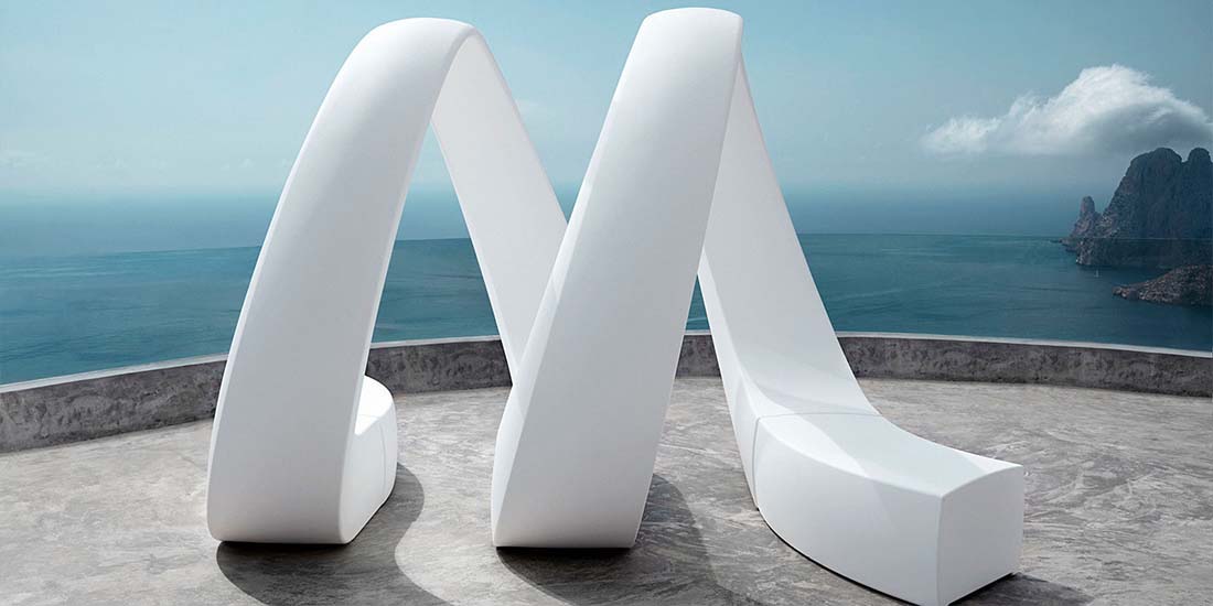 AND Banco para exterior | VONDOM. Banco de diseño moderno para jardín o terraza. Dimensiones: 133x65x47 Diseñado por Fabio Novembre. Fabricado en rotomoldeo de resina de polietileno de alta resistencia reforzada con fibra de vidrio y tratamiento UV.