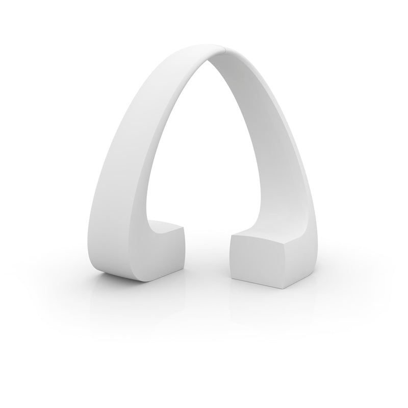 AND Arco para exterior | VONDOM. Banco de diseño moderno para jardín o terraza. Dimensiones: 218x185x234 Diseñado por Fabio Novembre. Fabricado en rotomoldeo de resina de polietileno de alta resistencia reforzada con fibra de vidrio y tratamiento UV.