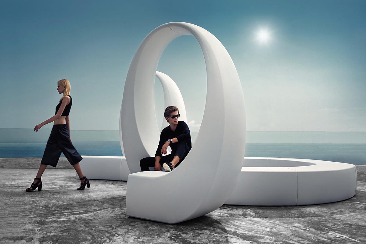 AND Arco para exterior | VONDOM. Banco de diseño moderno para jardín o terraza. Dimensiones: 218x185x234 Diseñado por Fabio Novembre. Fabricado en rotomoldeo de resina de polietileno de alta resistencia reforzada con fibra de vidrio y tratamiento UV.