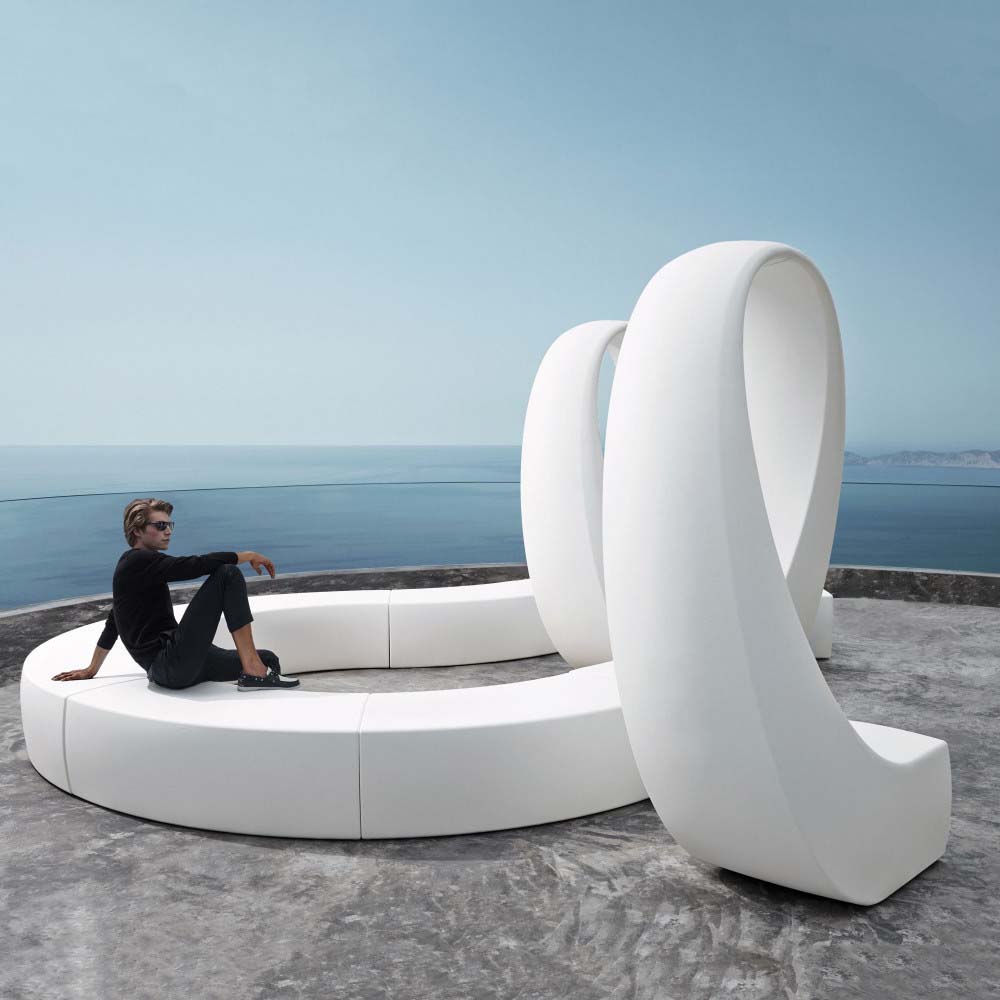 AND Arco para exterior | VONDOM. Banco de diseño moderno para jardín o terraza. Dimensiones: 218x185x234 Diseñado por Fabio Novembre. Fabricado en rotomoldeo de resina de polietileno de alta resistencia reforzada con fibra de vidrio y tratamiento UV.