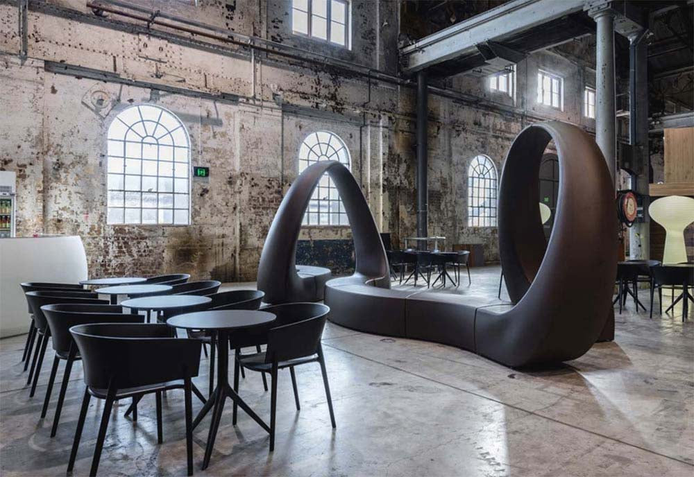 AND Arco para exterior | VONDOM. Banco de diseño moderno para jardín o terraza. Dimensiones: 218x185x234 Diseñado por Fabio Novembre. Fabricado en rotomoldeo de resina de polietileno de alta resistencia reforzada con fibra de vidrio y tratamiento UV.