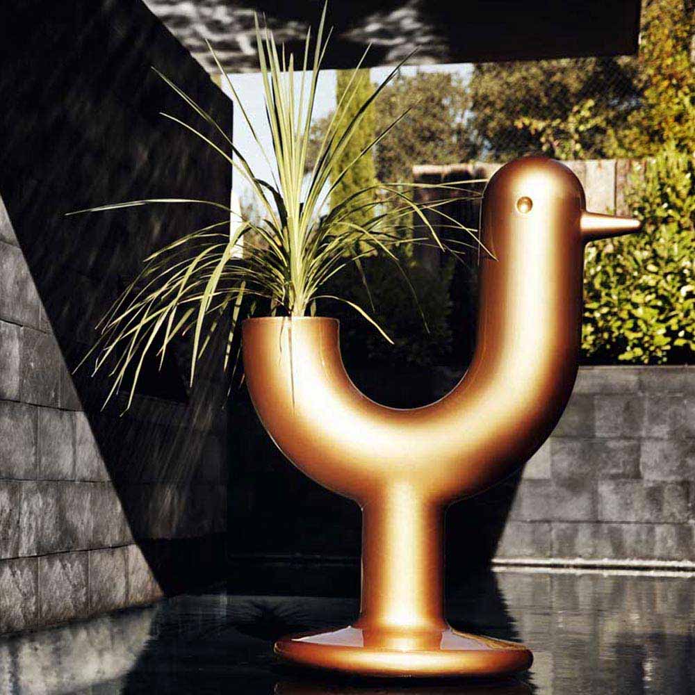 Macetero de Exterior para decorar el jardín o la terraza. Diseñado por Eero Aarnio. Macetero de diseño moderno fabricado en España. Resina de Polietileno de alta resistencia al exterior y al sol.