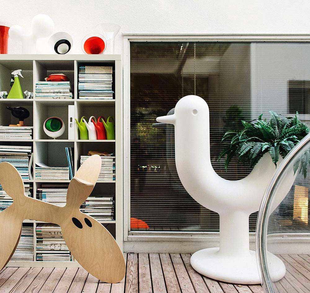 Macetero de Exterior para decorar el jardín o la terraza. Diseñado por Eero Aarnio. Macetero de diseño moderno fabricado en España. Resina de Polietileno de alta resistencia al exterior y al sol.