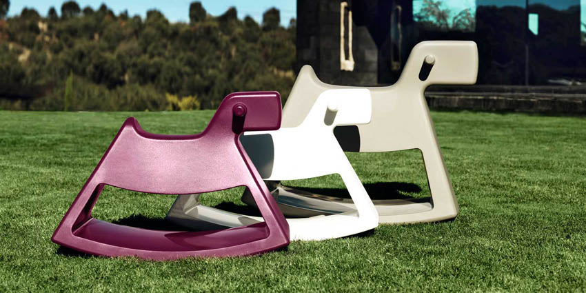 Silla de Exterior para decorar el jardín o la terraza. Diseñado por Eero Aarnio. Silla de diseño moderno fabricado en España. Resina de Polietileno de alta resistencia al exterior y al sol.