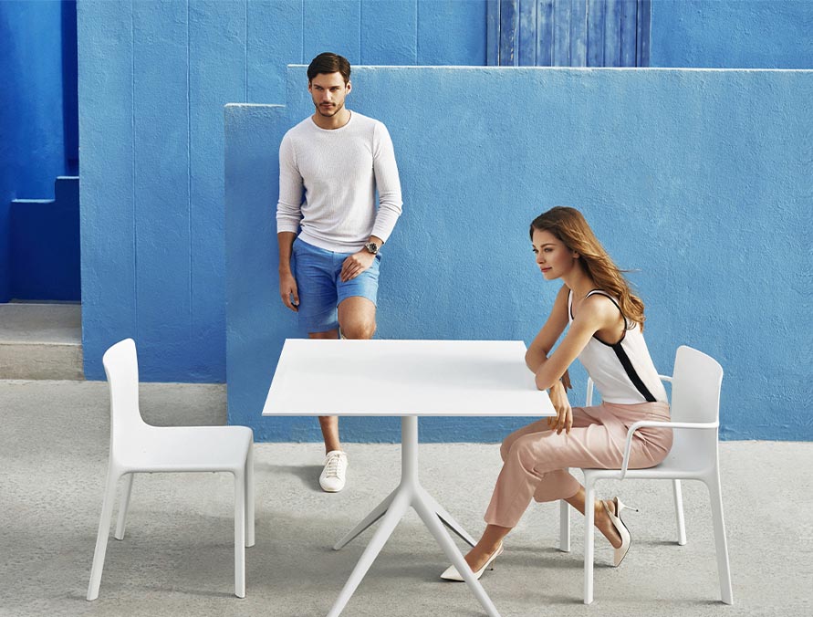 KES Silla con Brazos 60x53x78 (4 Pack) Apilable para exterior | VONDOM. Silla de diseño moderno para jardín o terraza. Dimensiones: 60x53x80 Diseñado por Buratti. Fabricado por inyección de resina de alta resistencia reforzada con fibra de vidrio y tratamiento UV.