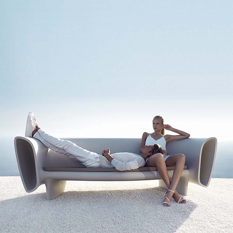 BUM-BUM Sofa para exterior | VONDOM. Sofa de diseño moderno para jardín o terraza. Dimensiones: 244x100x79 Diseñado por Eugeni Quitllet. Fabricado en rotomoldeo de resina de polietileno de alta resistencia reforzada con fibra de vidrio y tratamiento UV.