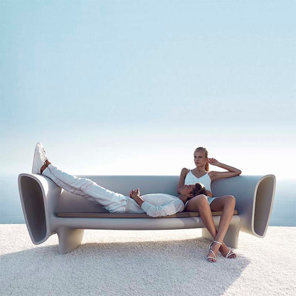 BUM-BUM Sofa para exterior | VONDOM. Sofa de diseño moderno para jardín o terraza. Dimensiones: 244x100x79 Diseñado por Eugeni Quitllet. Fabricado en rotomoldeo de resina de polietileno de alta resistencia reforzada con fibra de vidrio y tratamiento UV.