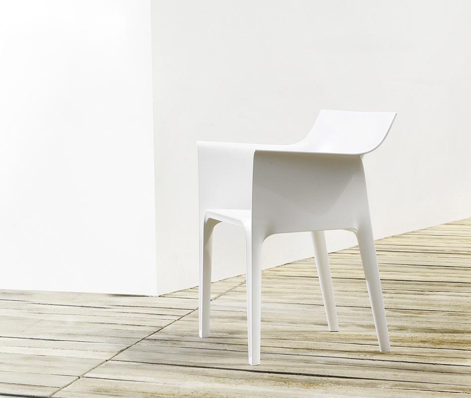 PEDRERA Silla con Brazos 58x62x83 (4 Pack) para exterior | VONDOM. Silla de diseño moderno para jardín o terraza. Dimensiones: 58x62x83 Diseñado por Eugeni Quitllet. Fabricado por inyección de resina de alta resistencia reforzada con fibra de vidrio y tratamiento UV.