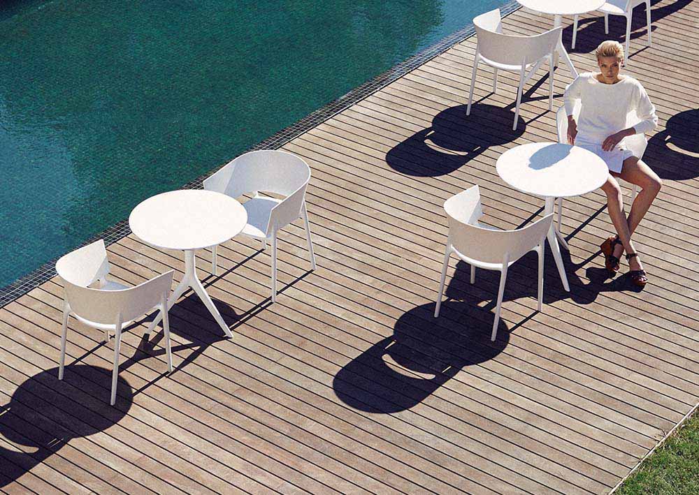 AFRICA Silla con Brazos 58x53x75cm (4 Pack) Apilable para exterior | VONDOM. Silla de diseño moderno para jardín o terraza. Dimensiones: 58x53x75 Diseñado por Eugeni Quitllet. Fabricado por inyección de resina de alta resistencia reforzada con fibra de vidrio y tratamiento UV.