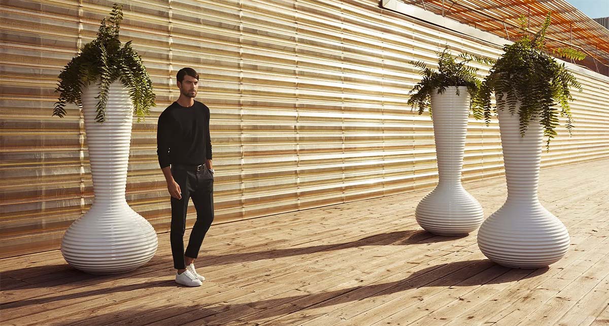Macetero Grande Alto de Exterior para decorar el jardín o la terraza. Diseñado por Eugeni Quitllet. Macetero de diseño moderno fabricado en España. Resina de Polietileno de alta resistencia al exterior y al sol.