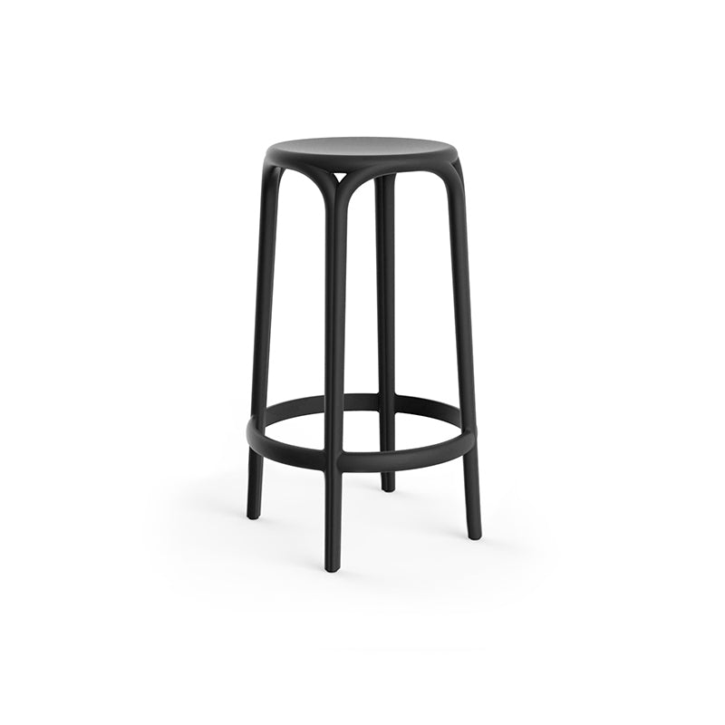BROOKLYN Taburete Bajo (4 Pack) Apilable para exterior | VONDOM. Taburete de diseño moderno para jardín o terraza. Dimensiones: 44x44x66 Diseñado por Eugeni Quitllet. Fabricado por inyección de resina de alta resistencia reforzada con fibra de vidrio y tratamiento UV.