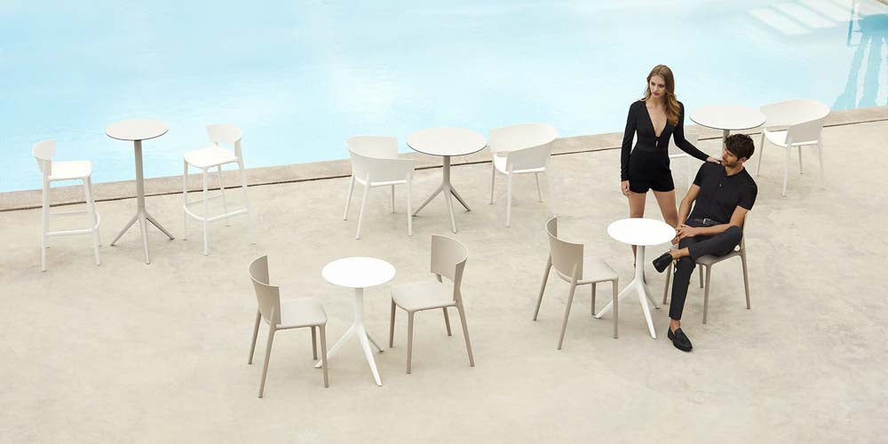 AFRICA Silla 52x51x80 (4 Pack) Sin Brazos Apilable para exterior | VONDOM. Silla de diseño moderno para jardín o terraza. Dimensiones: 52x51x80 Diseñado por Eugeni Quitllet. Fabricado por inyección de resina de alta resistencia reforzada con fibra de vidrio y tratamiento UV.