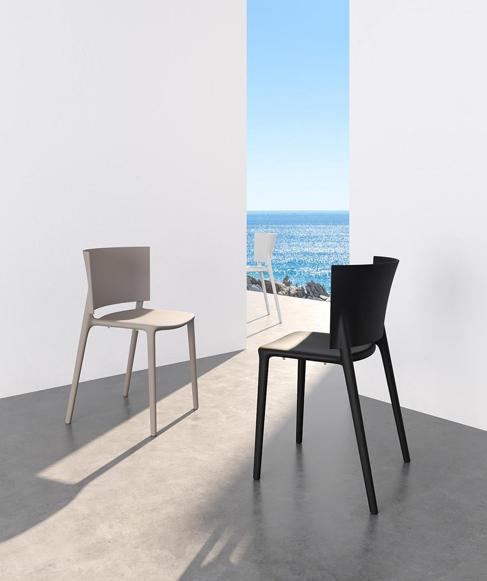 AFRICA Silla 52x51x80 (4 Pack) Sin Brazos Apilable para exterior | VONDOM. Silla de diseño moderno para jardín o terraza. Dimensiones: 52x51x80 Diseñado por Eugeni Quitllet. Fabricado por inyección de resina de alta resistencia reforzada con fibra de vidrio y tratamiento UV.