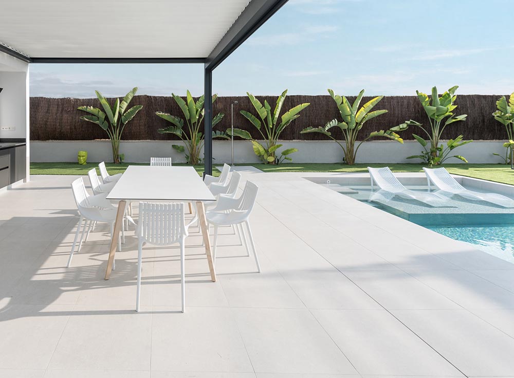 IBIZA Silla con Brazos alas (4 Pack) Apilable para exterior | VONDOM. Silla de diseño moderno para jardín o terraza. Dimensiones: 60x51x81 Diseñado por Eugeni Quitllet. Fabricado por inyección de resina de alta resistencia reforzada con fibra de vidrio y tratamiento UV.