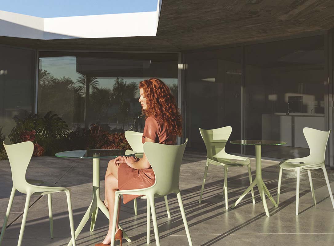 LOVE Silla (4 Pack) Sin Brazos para exterior | VONDOM. Silla de diseño moderno para jardín o terraza. Dimensiones: 53x51x87 Diseñado por Eugeni Quitllet. Fabricado por inyección de resina de alta resistencia reforzada con fibra de vidrio y tratamiento UV.