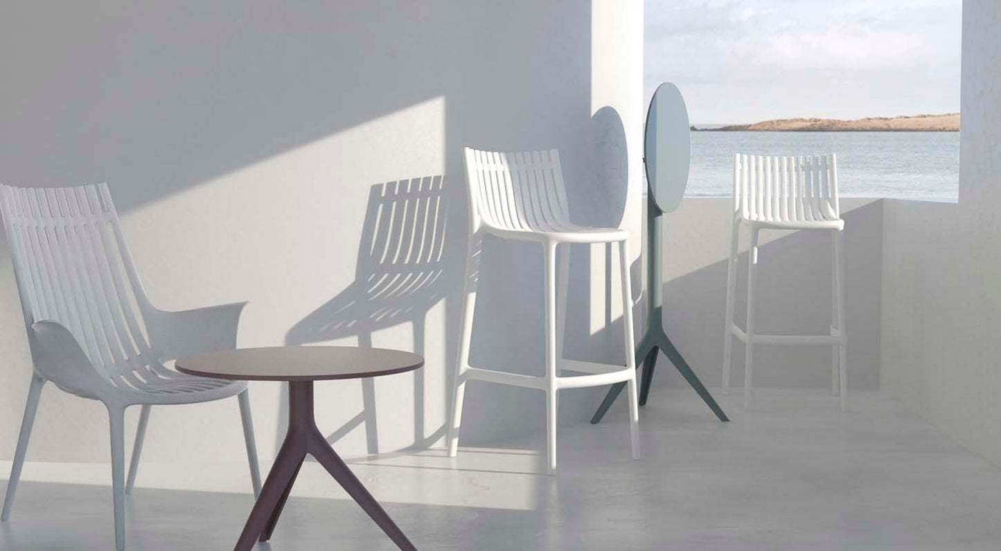 Ibiza Taburete 65cm (4 Pack) Apilable para exterior | VONDOM. Taburete de diseño moderno para jardín o terraza. Dimensiones: 49x47x93 Diseñado por Eugeni Quitllet. Fabricado por inyección de resina de alta resistencia reforzada con fibra de vidrio y tratamiento UV.