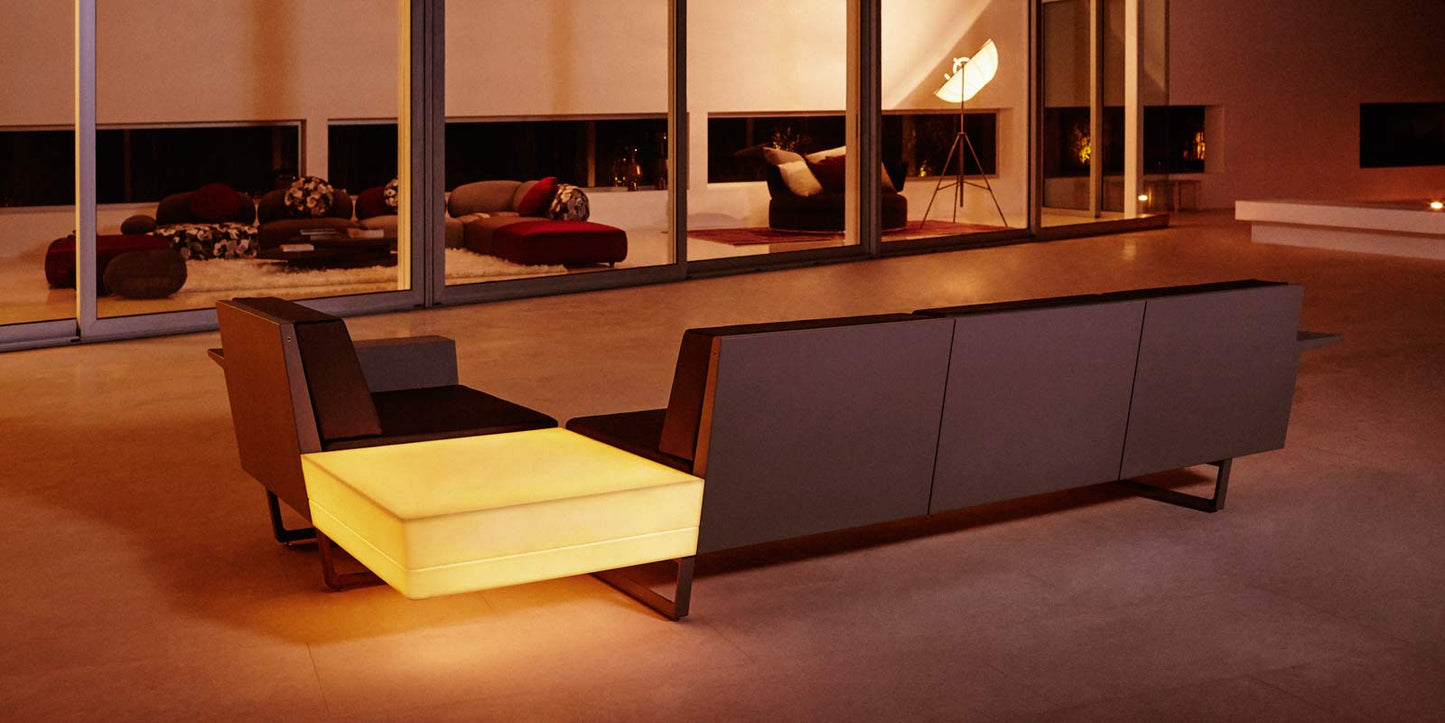 DELTA Sofa Derecha 32Corner para exterior | VONDOM. Sofa Modular de diseño moderno para jardín o terraza. Dimensiones: 342x266x72 Diseñado por Jorge Pensi. Fabricado en rotomoldeo de resina de polietileno de alta resistencia reforzada con fibra de vidrio y tratamiento UV.